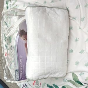 Massaging bath pillow